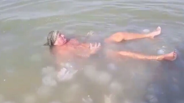 Москвич искупался в киселе из медуз в Азовском море