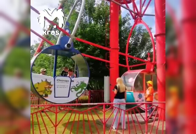 В красноярском парке аттракционов почти на час зависло колесо обозрения