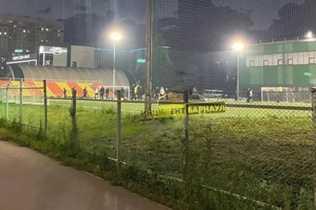 Омоновцы задержали футболистов на территории барнаульского спорткомплекса