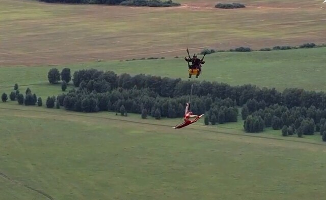 Гимнастка сделала шпагат без страховки на высоте 700 метров под Новосибирском