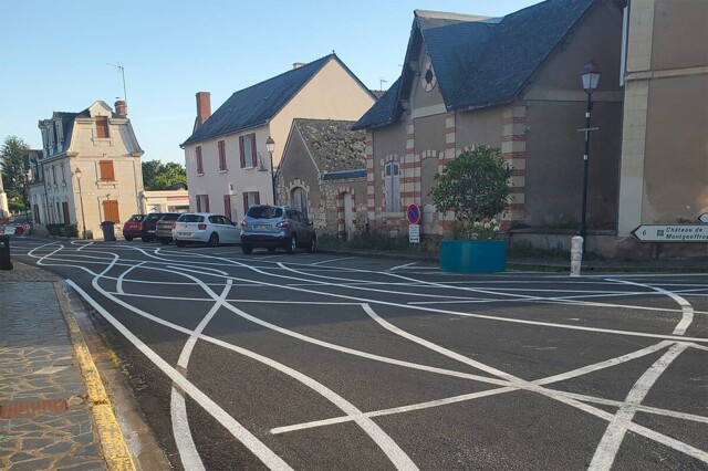 В маленьком французском городке нанесли запутанную разметку, чтобы водители не превышали скорость
