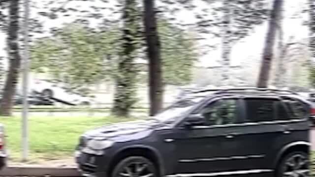 Давай подсажу: припаркованную машину ударом забросили на соседнюю в Петербурге