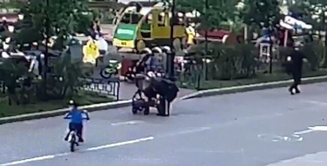 Ребёнок на велосипеде засмотрелся и не заметил впереди даму с коляской и влетел в неё