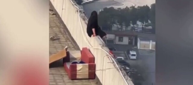 В Китае девушка вместе со спасателями пыталась отговорить подругу от прыжка с небоскреба