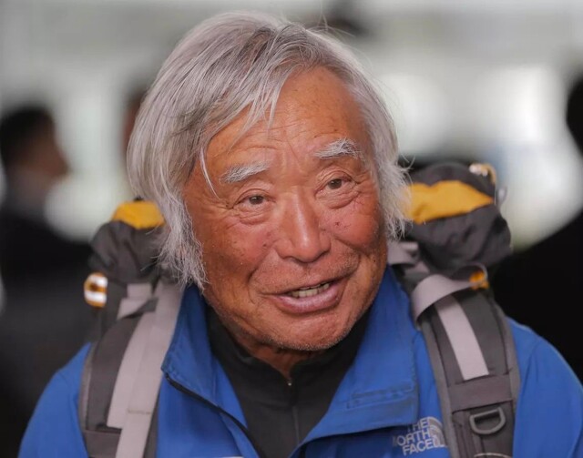 Пожилой японец покорил гору в инвалидной коляске