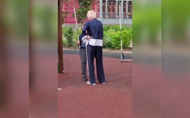 Пьяная учительница физкультуры пристала к ребёнку на площадке