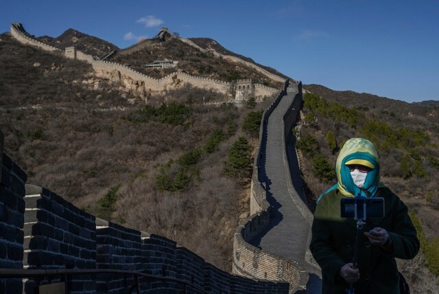 Парочка проделала дыру в Великой Китайской стене