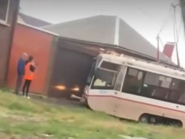 «Молодые ездят, безбашенные»: В Ростове трамвай сошел с рельс и врезался в частный дом