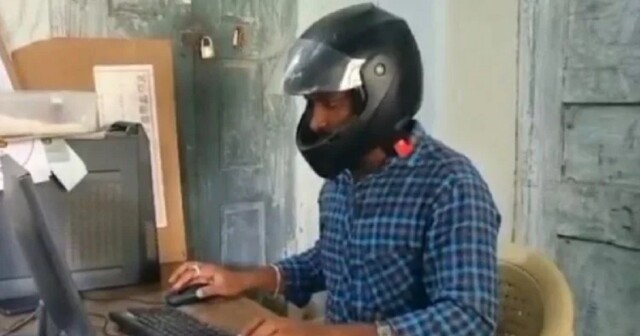Госслужащие в Индии носят мотоциклетные шлемы на работе