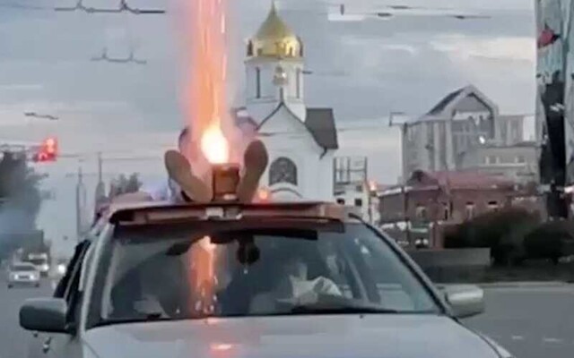 В Новосибирске блогер ради хайпа запустил фейерверк с крыши автомобиля