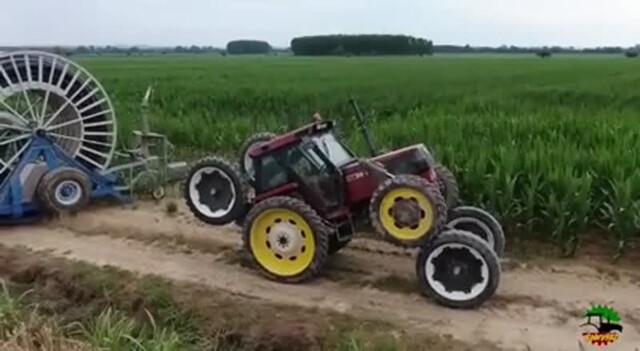 Итальянцы приделали трактору еще 2 пары колес