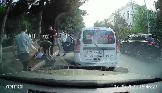 В Дагестане водитель отправил в нокаут мужчину, который перешел дорогу в неположенном месте