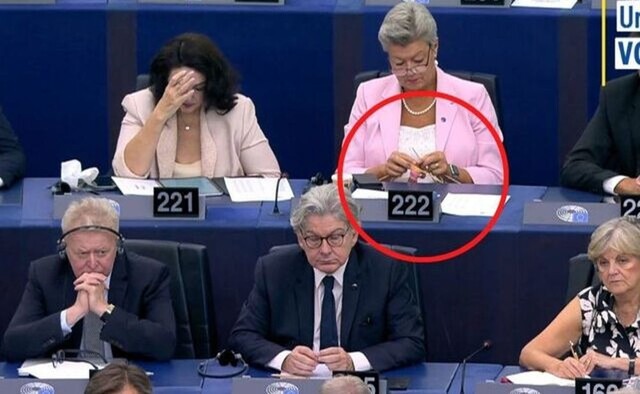 Во время выступления главы Еврокомиссии одна из комиссаров вязала носки