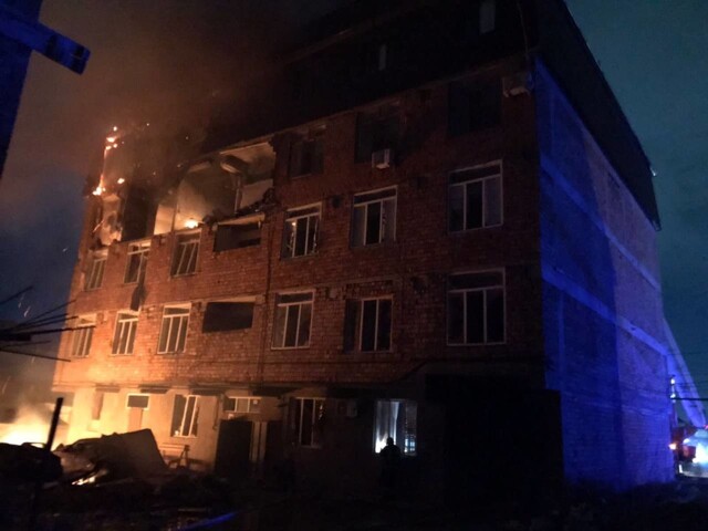 Люди в ловушке. Пожар на верхних этажах жилой многоэтажки в Дагестане охватил 600 кв.м