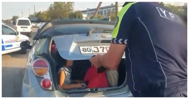 В Узбекистане остановили автомобиль, который был битком набит маленькими детьми