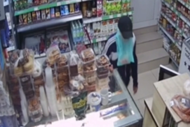 Мужчина с пакетом на голове попытался ограбить магазин