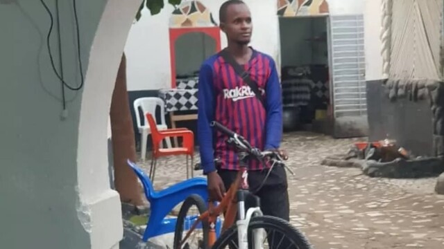 Молодой гвинеец проехал на велосипеде 4000 километров, чтобы поступить в университет