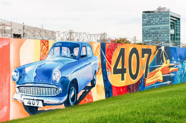 На стене у завода "Москвич" появились граффити с изображениями автомобилей