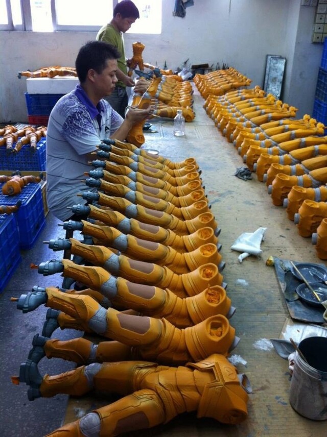 Процесс изготовления статуэток Гордона Фримена в одной из китайских фабрик в 2013 году по заказу компании Gaming Heads