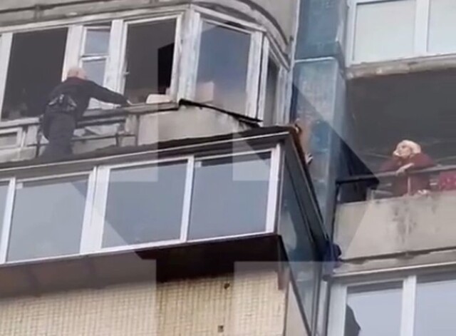 Герои не носят плащи: полицейский залез на крышу и отговорил девушку от самоубийства