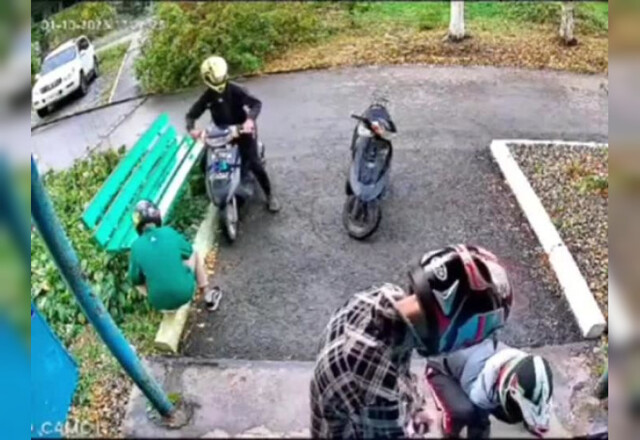 В Приморье на камеры видеонаблюдения попали подростки, которые втыкают в скамейку иглы от шприцов