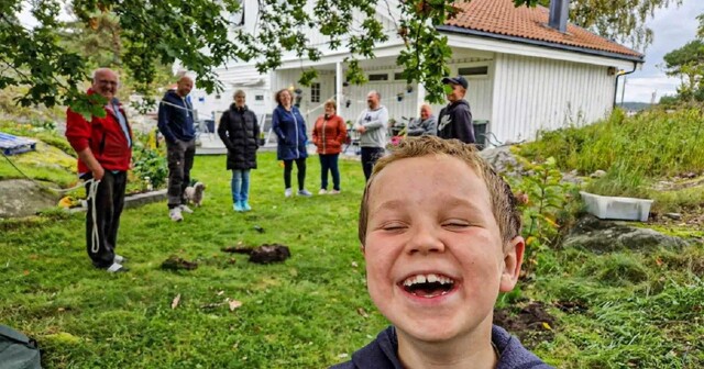 Норвежская семья искала во дворе серьгу, а нашла украшения викингов