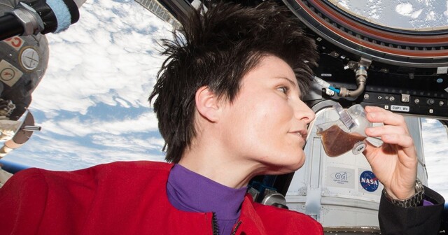 Астронавт показала, как готовит кофе в условиях невесомости