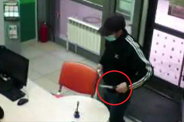 В Новосибирске мужчина с ножом ограбил контору микрозаймов на 4,5 тысячи