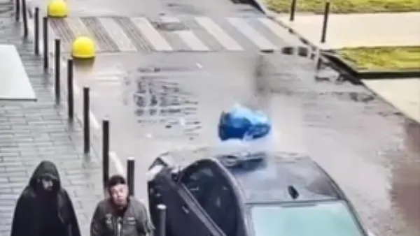 В Котельниках на припаркованный автомобиль выбросили мешок с мусором