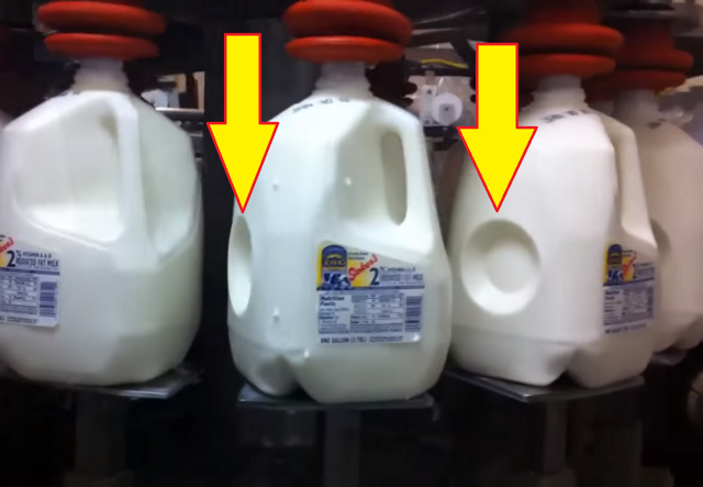 Зачем производители делают вмятины на бутылках молока