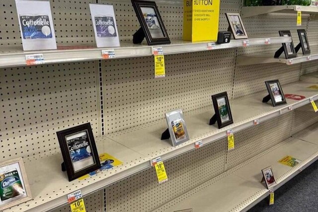 В США товары на прилавках магазинов стали заменять фотографиями