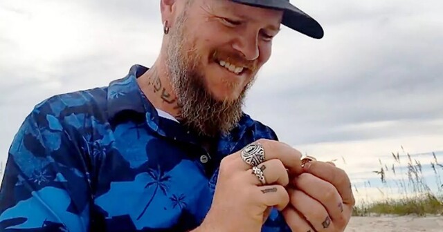 Мужчина нашёл на пляже обручальное кольцо с бриллиантом и вернул его владельцу