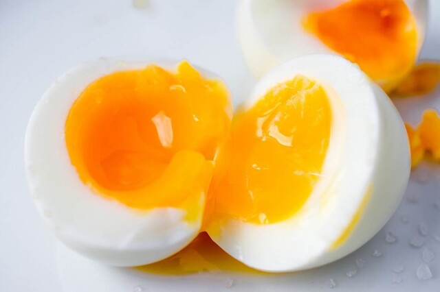 Как правильно приготовить яйца всмятку?