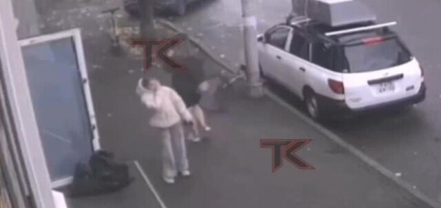 В центре Краснодара случайная прохожая без причины ударила по лицу 12-летнюю девочку