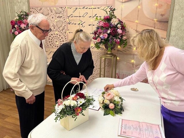 Бес в ребро: в Нижнем Новгороде поженились 100-летний жених и 75-летняя невеста