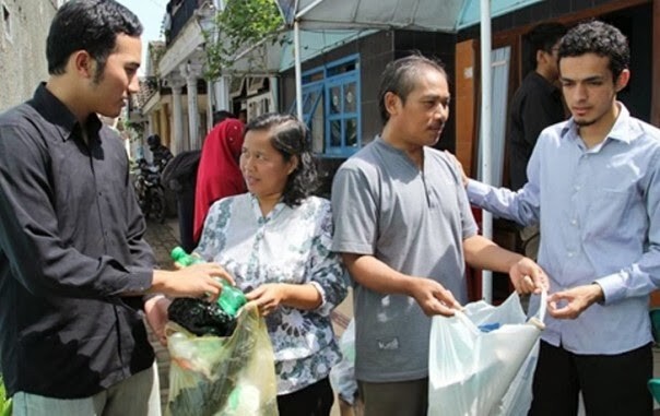 Врач за приём в Индонезии получает два пакета мусора