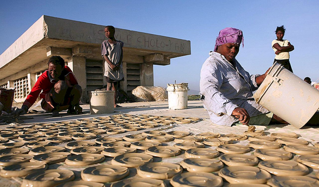 Гаитяне — люди, которые едят глину: как готовят съедобные лепешки из грязи