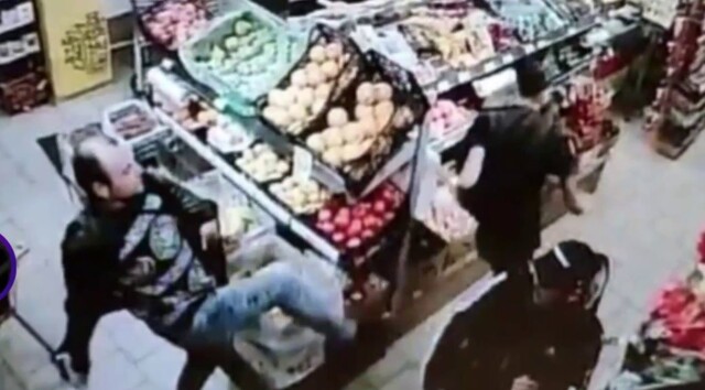 В Питере мужчина полоснул по шее сотрудника магазина, а затем устроил бомбардировку в овощном отделе