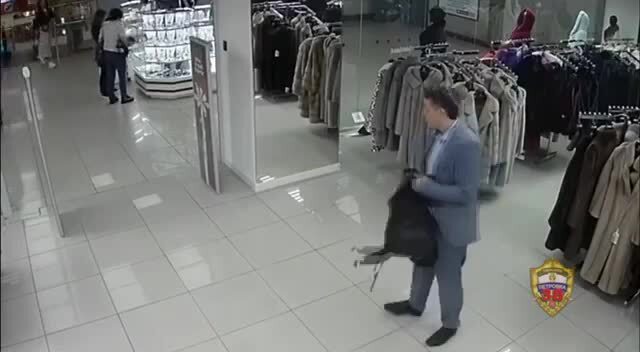 В Москве мужчина решил незаметно вынести шубу, но кража попала на камеры