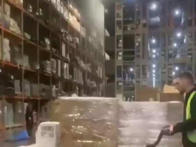 На складе Wildberries в подмосковном Коледино из-за сработавшей системы пожаротушения залило сотни товаров