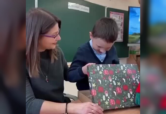 В Беларуси учительница достала коробку и сообщила классу, что внутри лежит фотография её любимого ученика