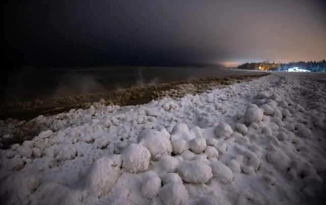 Питерская зима порадовала ледяными блинчиками и шарами