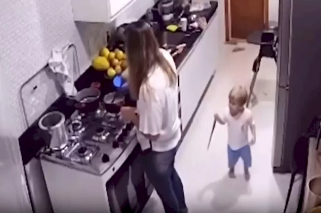 Ребёнок стащил нож и преследовал домработницу на кухне