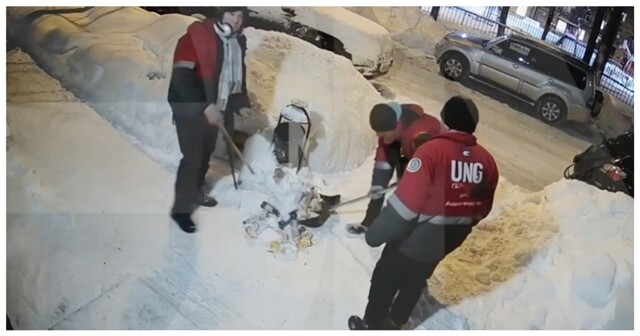 В Москве коммунальщики закопали мусор из урны в сугробе