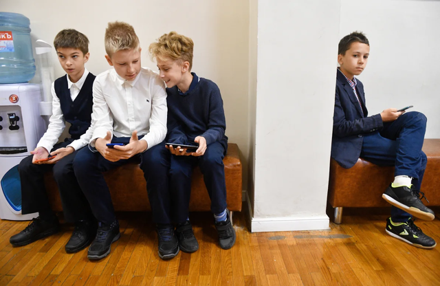 Госдума запретила школьникам пользоваться телефонами на уроках