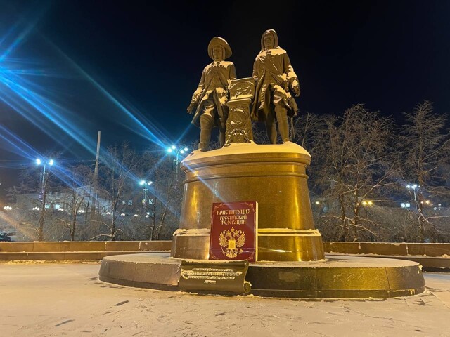 К памятнику основателям Екатеринбурга неизвестные примотали огромную Конституцию