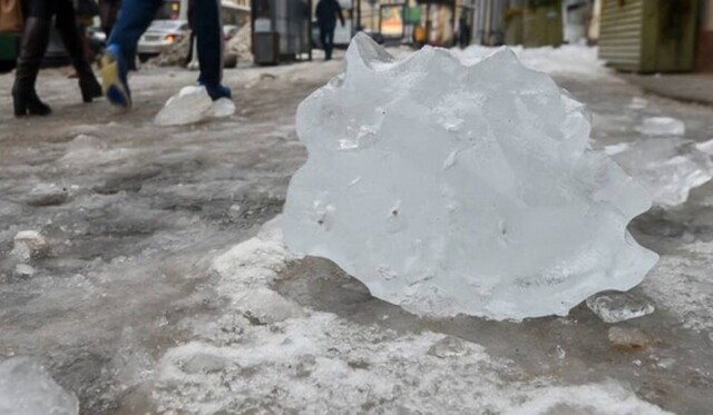 За секунды до: глыбы льда чуть не убили двух жителей Санкт-Петербурга