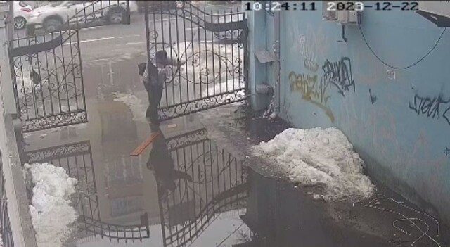 Житель Воронежа руками открыл автоматические ворота и сломал их