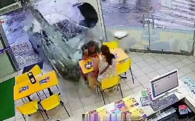 В Бразилии пьяный водитель влетел в кафе, покалечил семейную пару