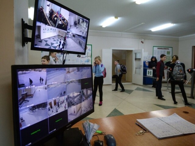 В одной из школ Екатеринбурга с родителей собирают 300 тысяч рублей на видеокамеры и составляют списки должников